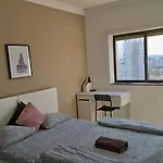 Quarto Familiar Com Cama De Casal Apenas Para Casais E Raparigas Nenhum Homem Individual