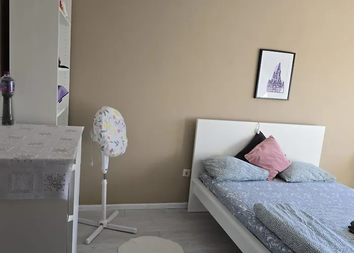 Quarto Familiar Com Cama De Casal Apenas Para Casais E Raparigas Nenhum Homem Individual