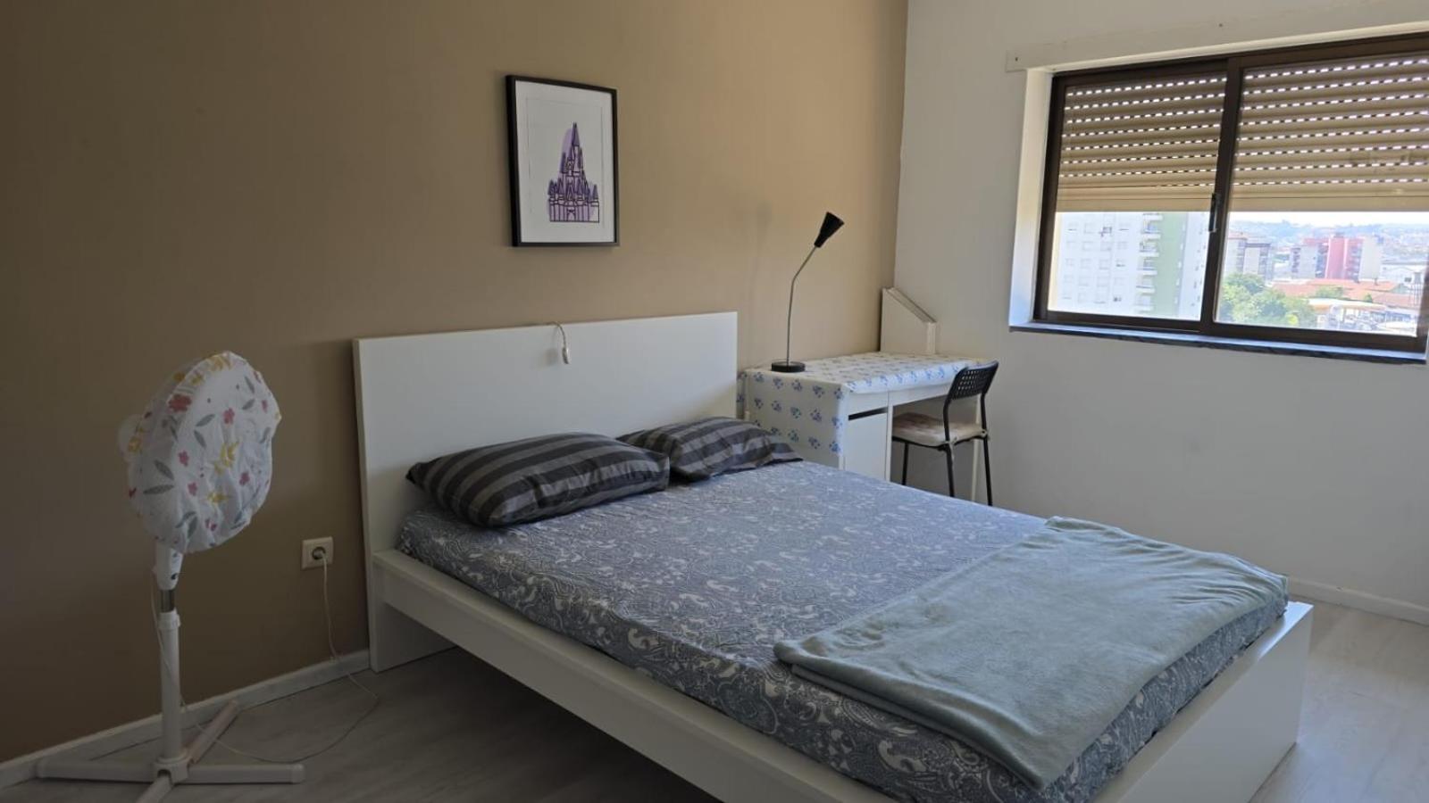 Familiar Com Cama De Casal Apenas Casais E Raparigas Nenhum Homem Individual * Braga
