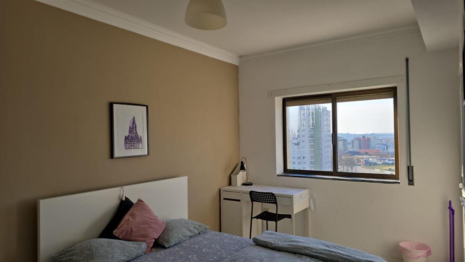 Familiar Com Cama De Casal Apenas Casais E Raparigas Nenhum Homem Individual Braga